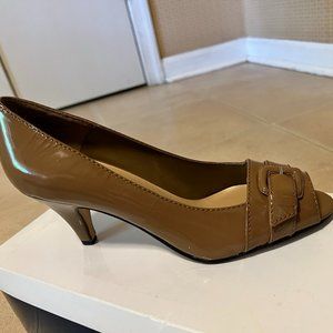 NWT! Karen Scott Peep Toe Heel - Camel - Leather - Size 8